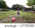 公園でボール遊びをする2才の女の子