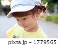 照れた笑顔の2才の女の子