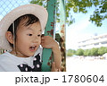 小学校で遊ぶ幼稚園児
