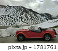 雪山とクラシックカー