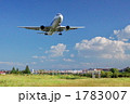 着陸する旅客機