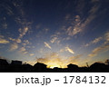 夕暮れの住宅地と冬空