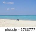砂浜で寄り添うカップルの画像です