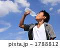 水を飲む男の子