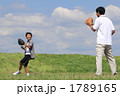 休日キャッチボールをする親子