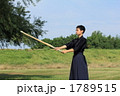 剣道の練習をする少年
