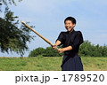 剣道の練習をする少年