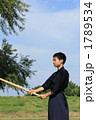 剣道の練習をする少年