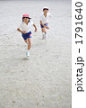 走る男の子と女の子