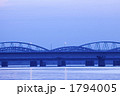 夜明け前の橋