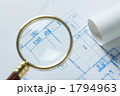 設計図と虫眼鏡