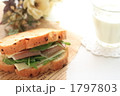 生ハムとチーズのサンドウィッチとミルクの朝食