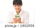 看護学生と植物（モデル：都倉幸恵）