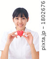 看護学生とハート（モデル：都倉幸恵）
