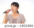 歌う大学生（モデル：都倉幸恵）
