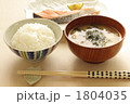 焼魚とみそ汁の朝食