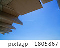 A300-600R　主翼下から仰ぐ飛行機雲