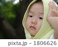 タオルを頭に巻いて暑さをしのぐ園児