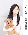 小犬を抱く女性