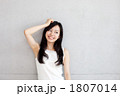 照れる若い女性