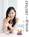 ケーキを食べる女性