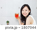 アイスティーを飲む女性