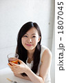 アイスティーを飲む女性