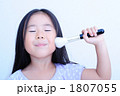 子供とチークブラシ