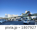大阪堂島の町並みと車の流れ