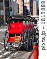 整列して待機する人力車