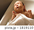 沐浴をする生後一ヶ月の赤ちゃん