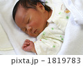 赤ちゃんの寝顔と小さな手
