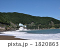 徳島県美波町の砂浜に打ち寄せる高い白い波