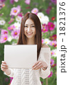 メッセージボードを持つ女性（コスモス）