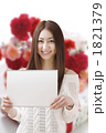 メッセージボードを持つ女性（カーネーション）