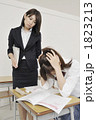 頭を抱える女子高生