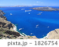 ギリシャのサントリーニ島にてエーゲ海と豪華客船