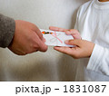 お年玉をもらう子供の手