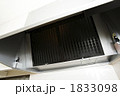 1833098