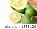大分県産かぼすを絞る