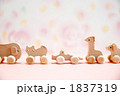 並んだ木のおもちゃ（動物）