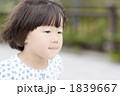 髪が風になびく女の子