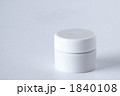 白い容器一個