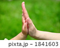 手と手を合わせる