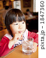 お水を飲む子ども
