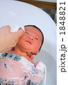 沐浴する生後5日目の新生児