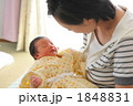 生後5日目の新生児を抱っこする母親