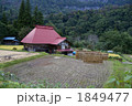 信州の秘境秋山郷の稲のはぜかけと農家