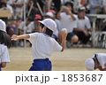 玉入れのカゴに向かって投球する児童