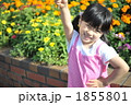 お花の前でポーズ